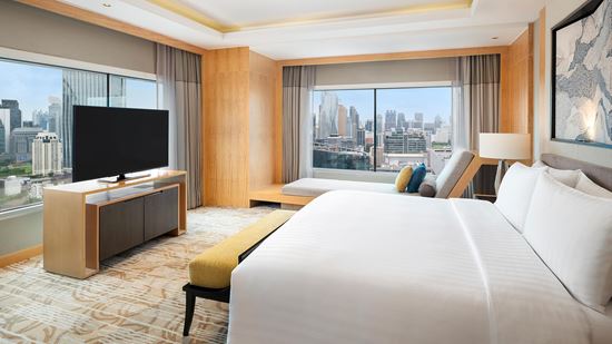 Club One Bedroom Corner Suite
