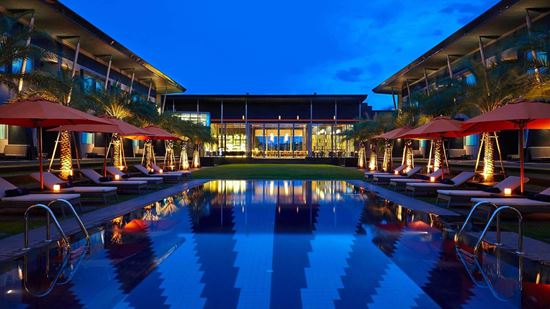บรรยากาศสระว่ายน้ำยามค่ำ - โรงแรม อมารี บุรีรัมย์ ยูไนเต็ด