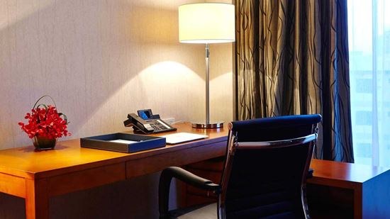 โต๊ะทำงาน - ห้องดีลักซ์ - โรงแรม อมารี ธากา บังคลาเทศ