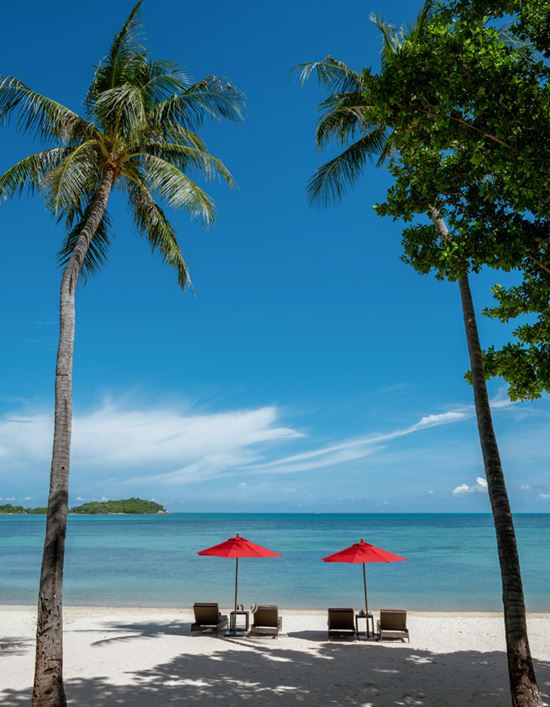 เก้าอี้นั่งพักผ่อนริมหาดเฉวง - โรงแรม อมารี เกาะสมุย