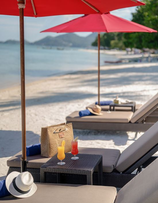 เก้าอี้นั่งพักผ่อนริมหาดเฉวง - โรงแรม อมารี เกาะสมุย