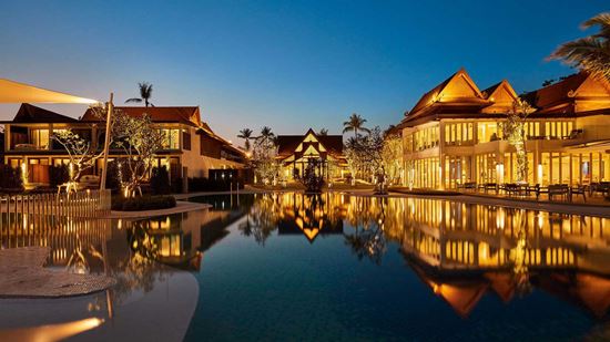 สระว่ายน้ำ และ บรรยากาศยามค่ำคืน โรงแรม อมารี เกาะสมุย